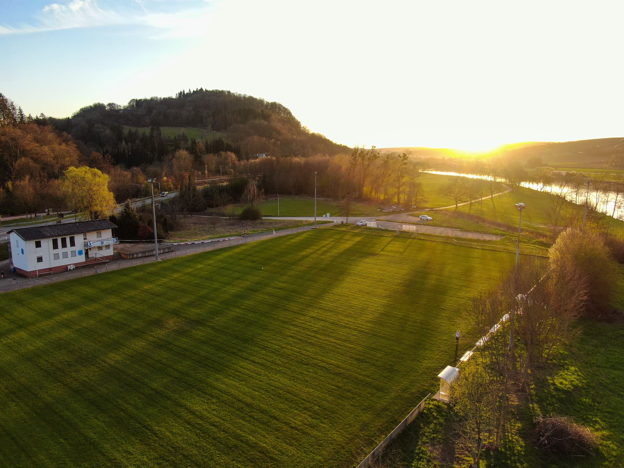 Sportplatz Wasserliesch im goldenen Abendlicht an der Mosel